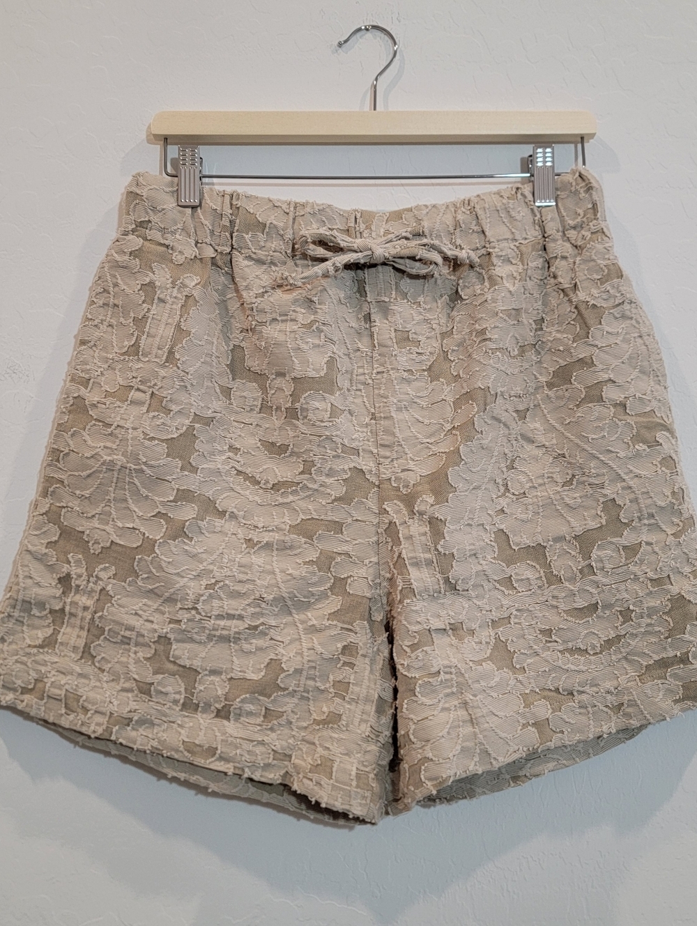 NWT Zara Women' Dress Shorts Size M Beige Lace Overlay Elastic Waist